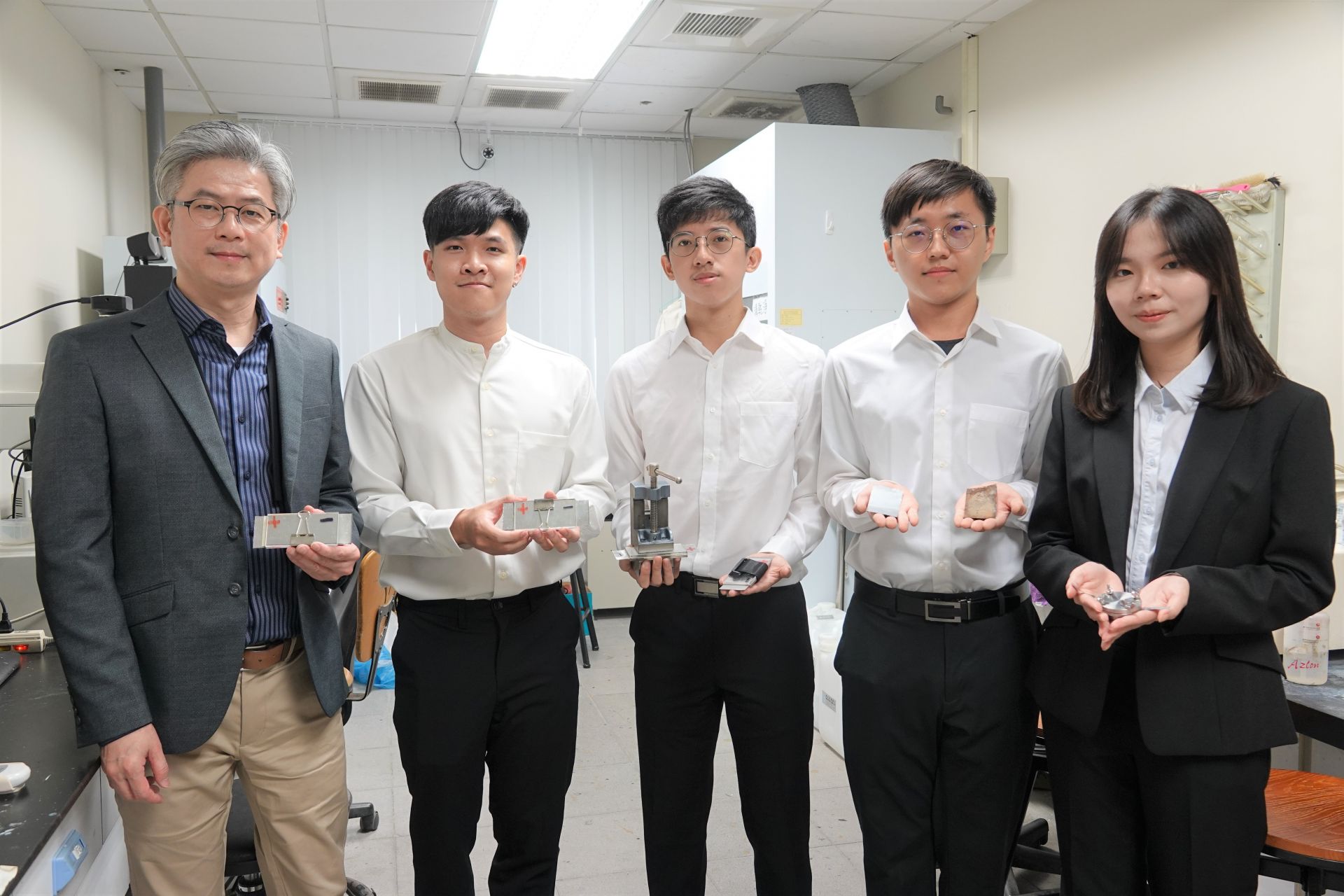 成大材料系-洪飛義教授團隊發表可充放電的固態鐵電池   高效輕量既環保又安全